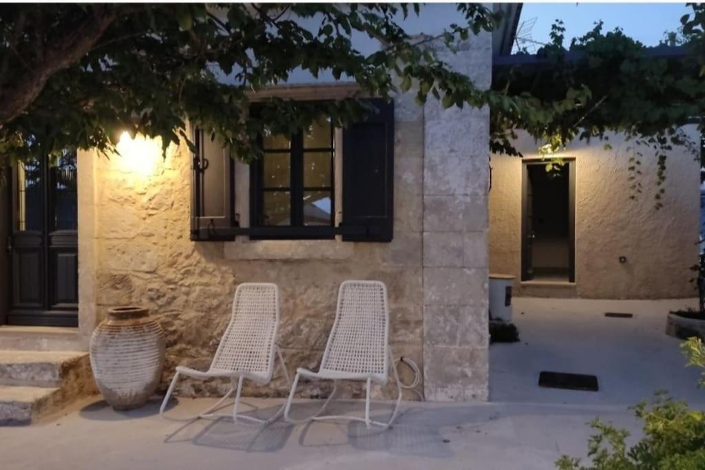 Villa Aiolia Kondoyenadha Bagian luar foto